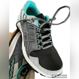 ASIC Women’s sneaker 8 NWT